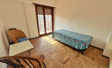 Departamento 3 ambientes con dependencia, balcón al frente, terraza privada y cochera – ¡En pleno centro! vista al mar