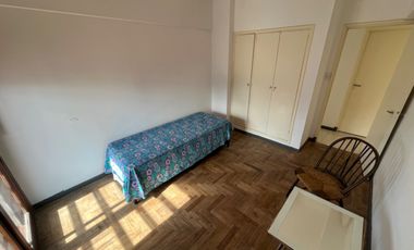 Departamento 3 ambientes con dependencia, balcón al frente, terraza privada y cochera – ¡En pleno centro! vista al mar