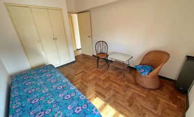 Departamento 3 ambientes con dependencia, balcón al frente, terraza privada y cochera – ¡En pleno centro! vista al mar