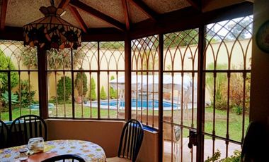 HERMOSA CASA EN VENTA CON JARDINES Y PISCINA EN SAN ISIDRO Y CERCA A LA AV. SALAVERRY