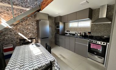 VENDEMOS CASA  DE 4 AMBIENTES + GALPÒN POCA ANTIGÜEDAD