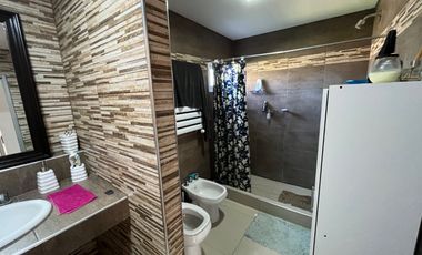 VENDEMOS CASA  DE 4 AMBIENTES + GALPÒN POCA ANTIGÜEDAD