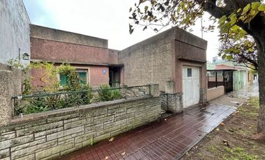 VENTA DE CASA SOBRE LOTE DE 8,66 X 43.30. ESTADO ORIGINAL.