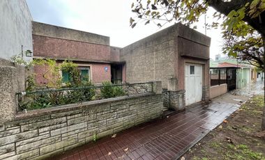 VENTA DE CASA SOBRE LOTE DE 8,66 X 43.30. ESTADO ORIGINAL.