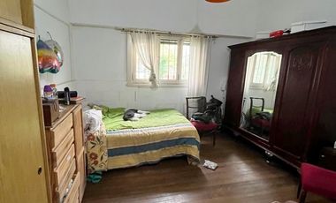 VENTA DE CASA SOBRE LOTE DE 8,66 X 43.30. ESTADO ORIGINAL.