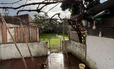 VENTA DE CASA SOBRE LOTE DE 8,66 X 43.30. ESTADO ORIGINAL.