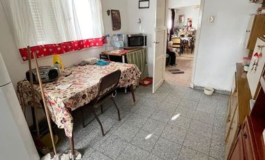 VENTA DE CASA SOBRE LOTE DE 8,66 X 43.30. ESTADO ORIGINAL.