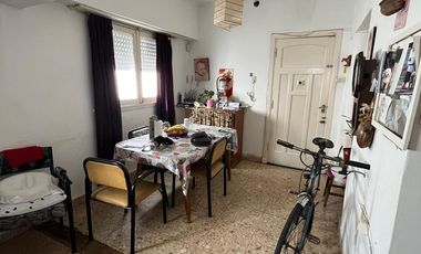 VENTA DE CASA SOBRE LOTE DE 8,66 X 43.30. ESTADO ORIGINAL.