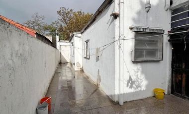 VENTA DE CASA SOBRE LOTE DE 8,66 X 43.30. ESTADO ORIGINAL.