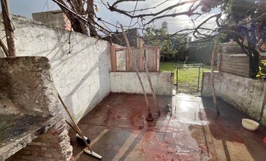 VENTA DE CASA SOBRE LOTE DE 8,66 X 43.30. ESTADO ORIGINAL.