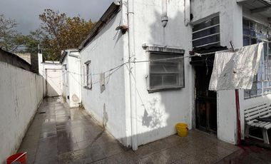 VENTA DE CASA SOBRE LOTE DE 8,66 X 43.30. ESTADO ORIGINAL.