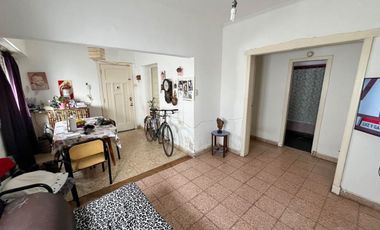 VENTA DE CASA SOBRE LOTE DE 8,66 X 43.30. ESTADO ORIGINAL.