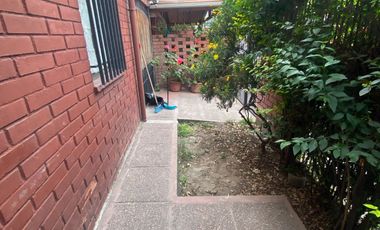 Se Vende Linda Casa dos Pisos  3D2B excelente conectividad cerca a metro y centros comerciales