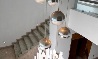 CASA EN RENTA EN BUGAMBILIAS CON 5 RECAMARAS