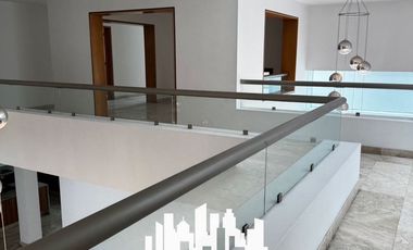 CASA EN RENTA EN BUGAMBILIAS CON 5 RECAMARAS