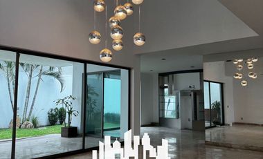 CASA EN RENTA EN BUGAMBILIAS CON 5 RECAMARAS