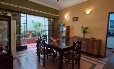 CASA CON EXCELENTE UBICACIÓN- AREA 204m2