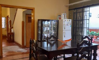 CASA CON EXCELENTE UBICACIÓN- AREA 204m2