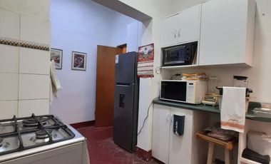 CASA CON EXCELENTE UBICACIÓN- AREA 204m2