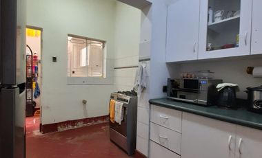 CASA CON EXCELENTE UBICACIÓN- AREA 204m2