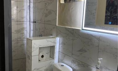 Alquiler Departamento Amoblado Cdla. Sauces 6. Moderno tanto el departamento como el mobiliario. Piso Segundo