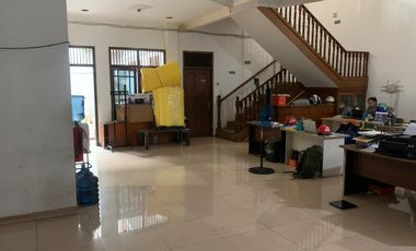 Rumah luas siap huni disewakan di mainroad Rawamangun