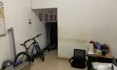 Rumah luas siap huni disewakan di mainroad Rawamangun