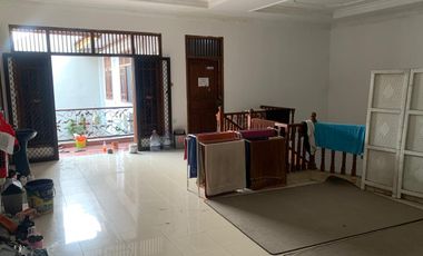 Rumah luas siap huni disewakan di mainroad Rawamangun
