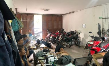 Rumah luas siap huni disewakan di mainroad Rawamangun