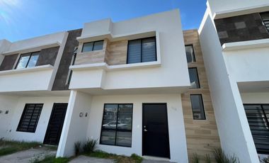 Casa seminueva en Fraccionamiento Real del Valle — 3 habitaciones, 2.5 baños, jardín y amenidades