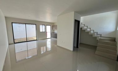 Casa seminueva en Fraccionamiento Real del Valle — 3 habitaciones, 2.5 baños, jardín y amenidades