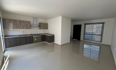 Casa seminueva en Fraccionamiento Real del Valle — 3 habitaciones, 2.5 baños, jardín y amenidades
