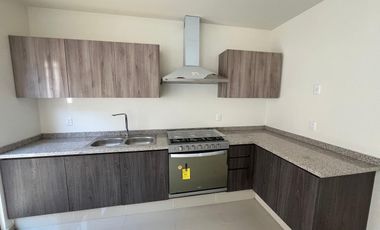 Casa seminueva en Fraccionamiento Real del Valle — 3 habitaciones, 2.5 baños, jardín y amenidades