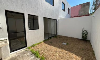 Casa seminueva en Fraccionamiento Real del Valle — 3 habitaciones, 2.5 baños, jardín y amenidades