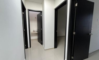 Casa seminueva en Fraccionamiento Real del Valle — 3 habitaciones, 2.5 baños, jardín y amenidades