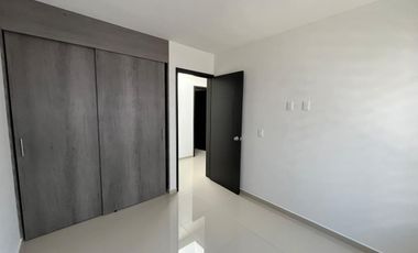 Casa seminueva en Fraccionamiento Real del Valle — 3 habitaciones, 2.5 baños, jardín y amenidades