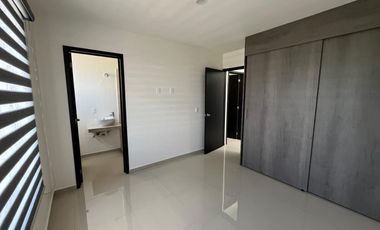 Casa seminueva en Fraccionamiento Real del Valle — 3 habitaciones, 2.5 baños, jardín y amenidades