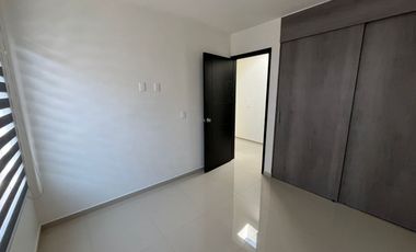 Casa seminueva en Fraccionamiento Real del Valle — 3 habitaciones, 2.5 baños, jardín y amenidades