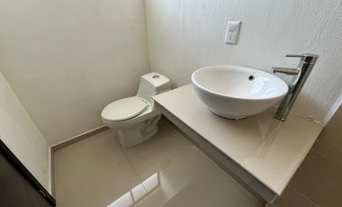 Casa seminueva en Fraccionamiento Real del Valle — 3 habitaciones, 2.5 baños, jardín y amenidades