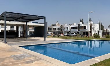 Casa seminueva en Fraccionamiento Real del Valle — 3 habitaciones, 2.5 baños, jardín y amenidades