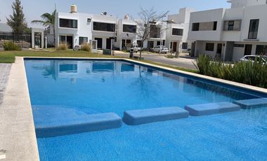 Casa seminueva en Fraccionamiento Real del Valle — 3 habitaciones, 2.5 baños, jardín y amenidades