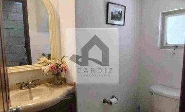 Casa sola en privada con portón eléctrico