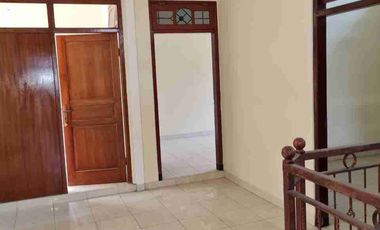 Baru Renov‼️Rumah Rungkut Menanggal Harapan Luas Tanah : 180m²