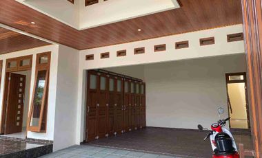 Rumah Baru Klasik Luas Mewah di Sumber dekat Manahan Solo Kota