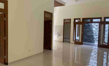 Rumah Baru Klasik Luas Mewah di Sumber dekat Manahan Solo Kota