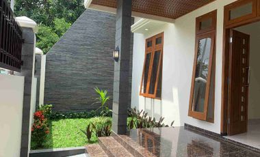 Rumah Baru Klasik Luas Mewah di Sumber dekat Manahan Solo Kota