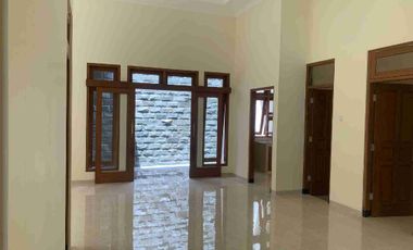 Rumah Baru Klasik Luas Mewah di Sumber dekat Manahan Solo Kota