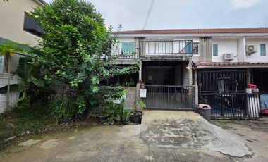 Great Value!  Townhouse for Sale – Pruksa 63 Village, Bangkadi – Pathum Thani Corner unit with spacious side yard, total area 30.2 sq.wah (≈121 m²) an