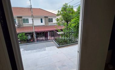 Great Value!  Townhouse for Sale – Pruksa 63 Village, Bangkadi – Pathum Thani Corner unit with spacious side yard, total area 30.2 sq.wah (≈121 m²) an