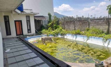 Rumah vila tanah luas ada kolam renang di komplek sabda alam